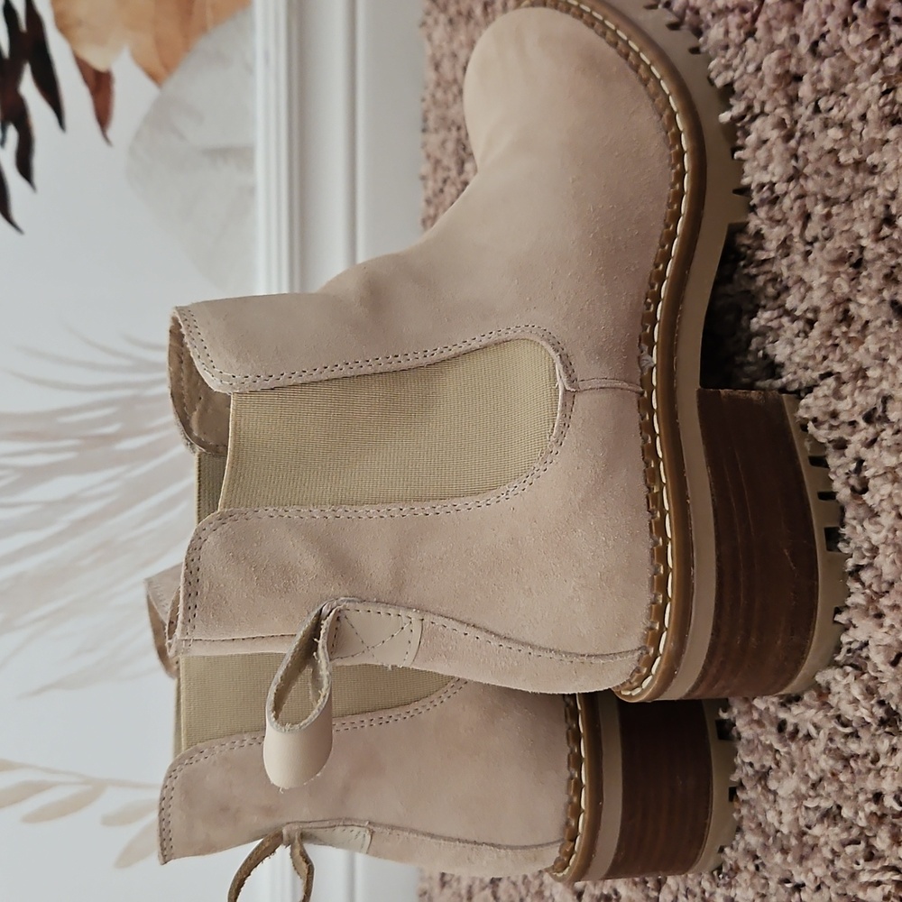 Bertuchi Cream Lug Sole Chelsea Boots, Suede, Euro Made, Sz. 38, US Women's 7.5 - Picture 5 of 6